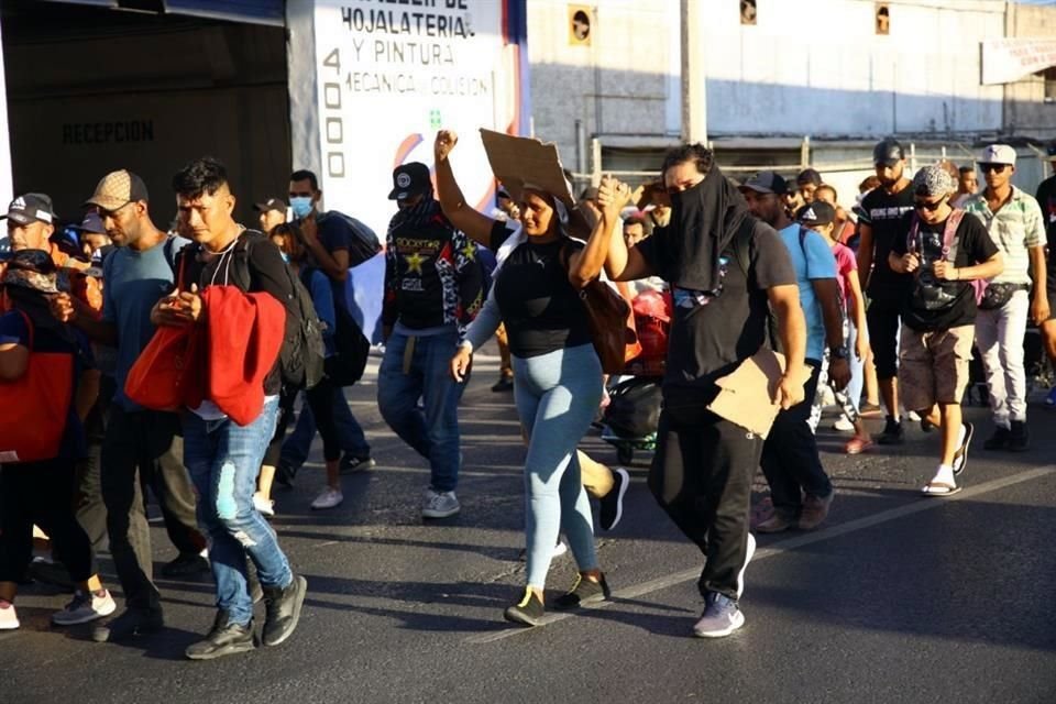 Al no conseguir viajar en autobús, cientos de migrantes salen caminado de la Central y toman Av. Universidad con rumbo a la frontera.