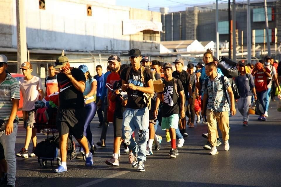 Al no conseguir viajar en autobús, cientos de migrantes salen caminado de la Central y toman Av. Universidad con rumbo a la frontera.