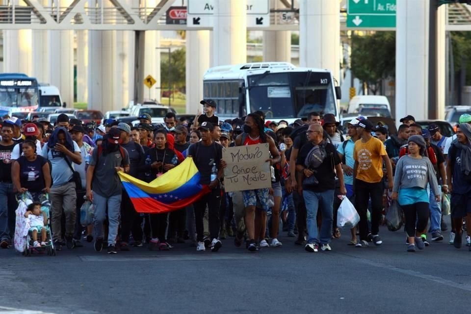 Al no conseguir viajar en autobús, cientos de migrantes salen caminado de la Central y toman Av. Universidad con rumbo a la frontera.