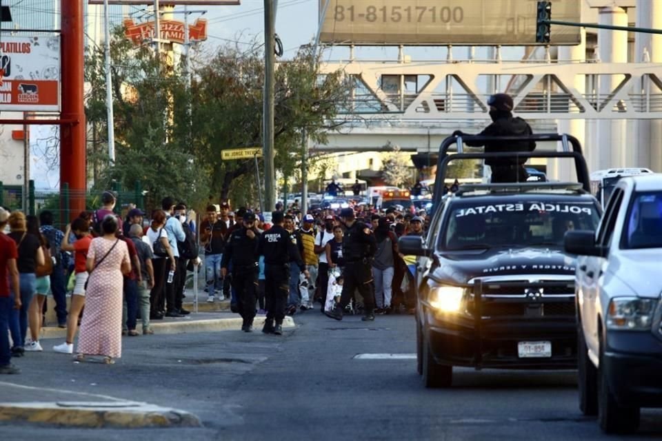 Al no conseguir viajar en autobús, cientos de migrantes salen caminado de la Central y toman Av. Universidad con rumbo a la frontera.