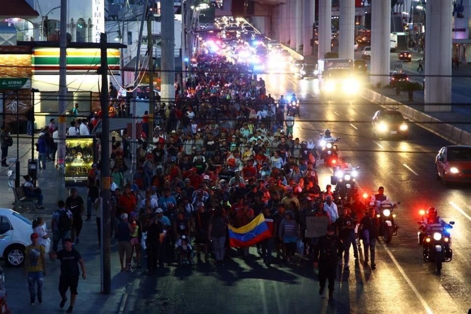 Al no conseguir viajar en autobús, cientos de migrantes salen caminado de la Central y toman Av. Universidad con rumbo a la frontera.