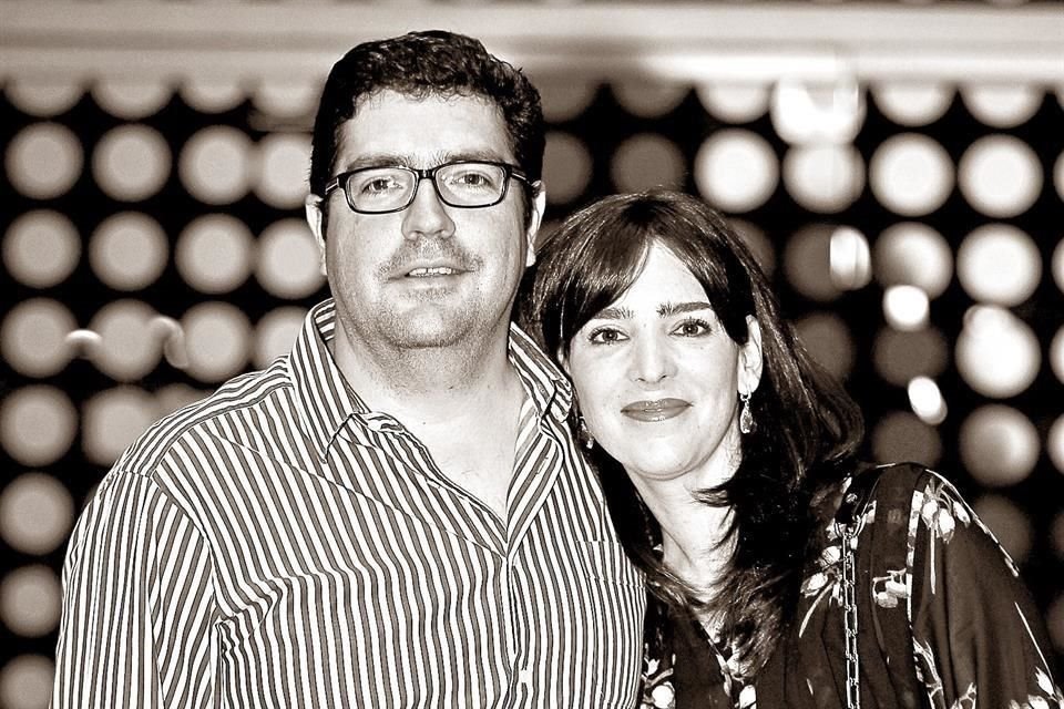 SU FAMILIA. Alejandro Vega Cárdenas con su esposa Yvonne Martínez de Vega