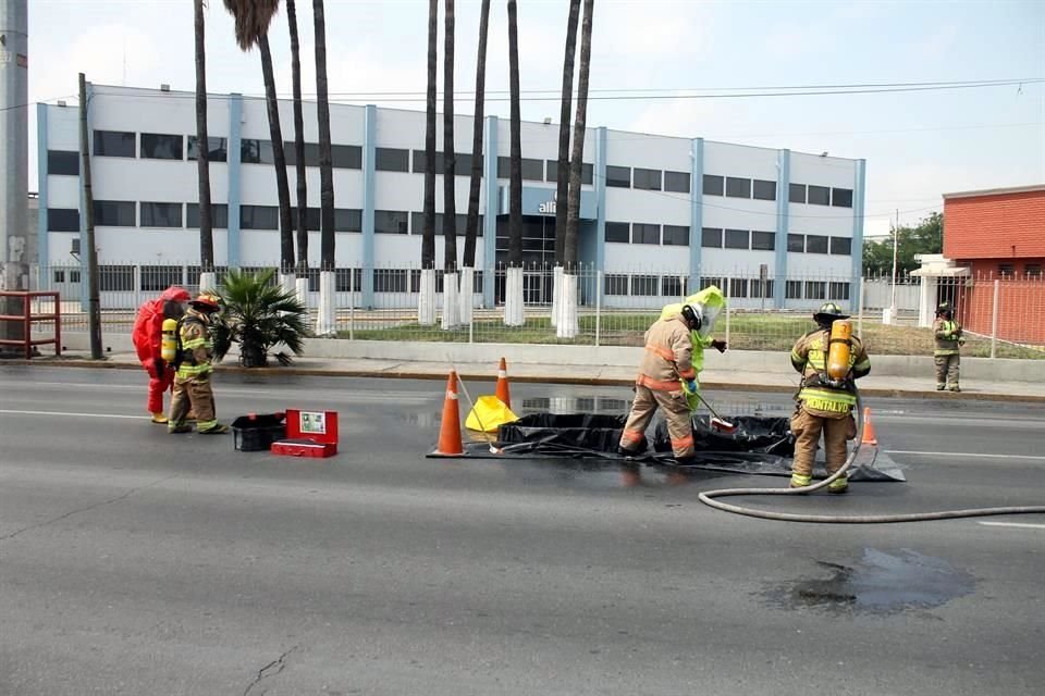 Autoridades de San Nicolás cerraron la circulación de la Avenida Nogalar luego de que un camión comenzó a derramar ácido muriático sobre la carpeta asfáltica.