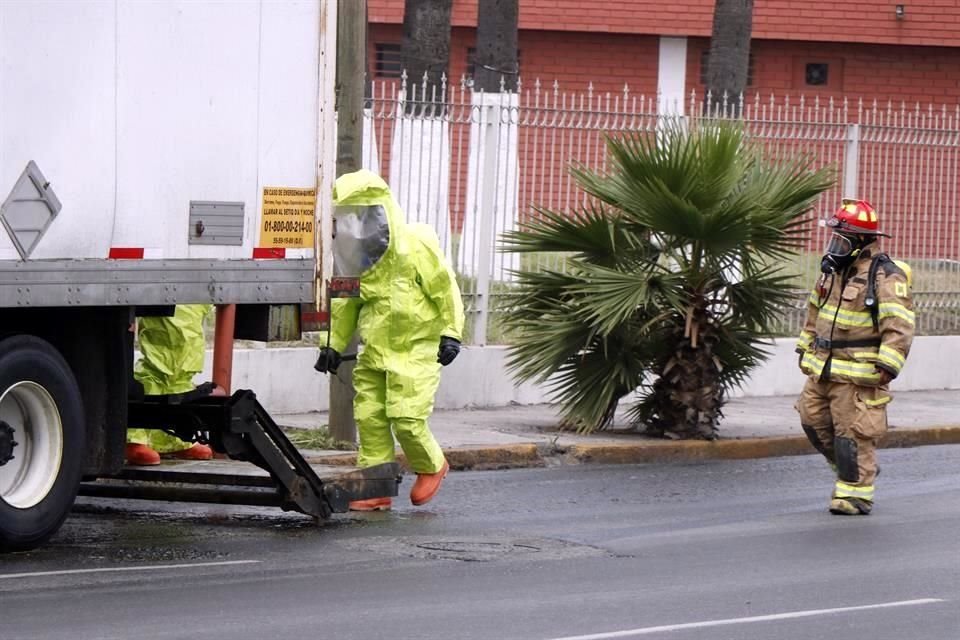 Autoridades de San Nicolás cerraron la circulación de la Avenida Nogalar luego de que un camión comenzó a derramar ácido muriático sobre la carpeta asfáltica.