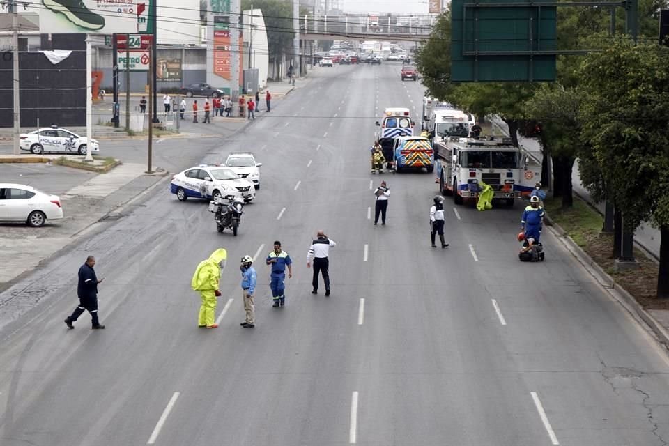 Autoridades de San Nicolás cerraron la circulación de la Avenida Nogalar luego de que un camión comenzó a derramar ácido muriático sobre la carpeta asfáltica.