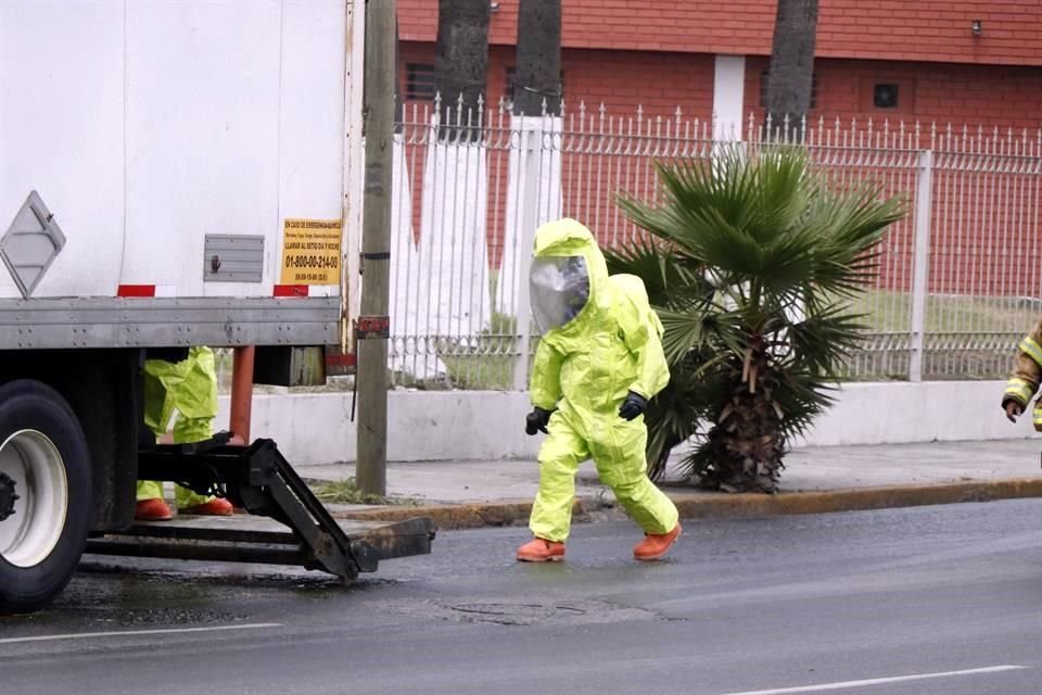 Autoridades de San Nicolás cerraron la circulación de la Avenida Nogalar luego de que un camión comenzó a derramar ácido muriático sobre la carpeta asfáltica.