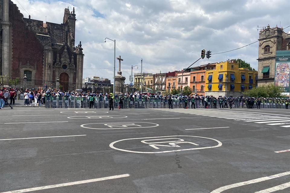 Operativo policial desplegado a un costado del Palacio Nacional.