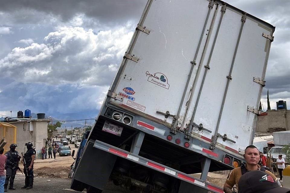 Un trailer robado protagonizó una persecución y balacera en la autopista México-Pachuca; hay dos detenidos y no se registraron heridos.