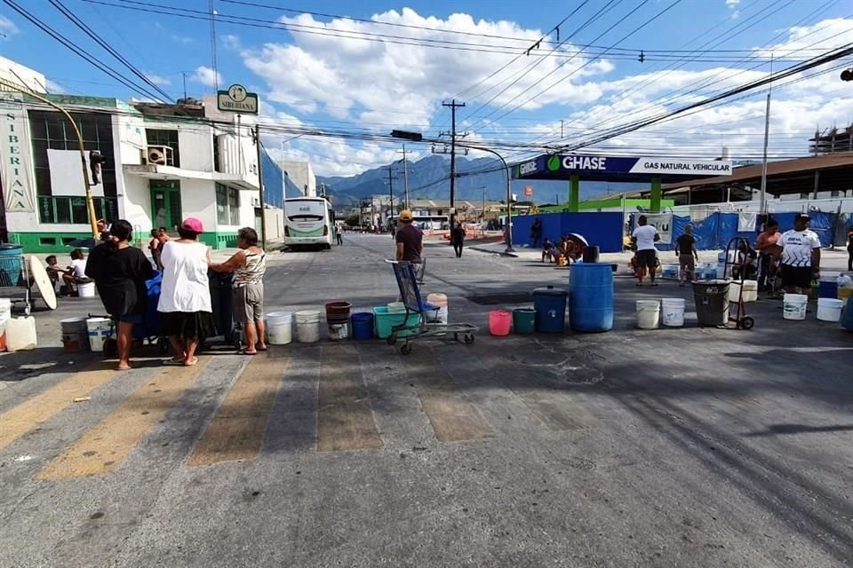 Autoridades del municipio de Monterrey implementan un operativo para desviar la circulación a la altura de la Avenida Pino Suárez.