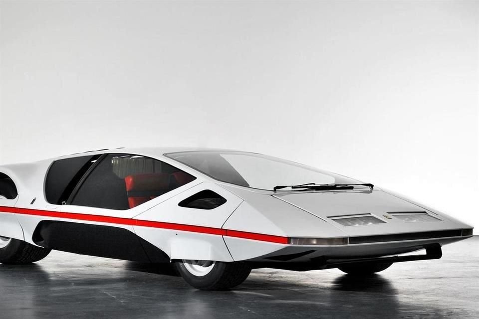 La casa de diseño responsable del coche era Pininfarina, que dio rienda suelta a la imaginación.