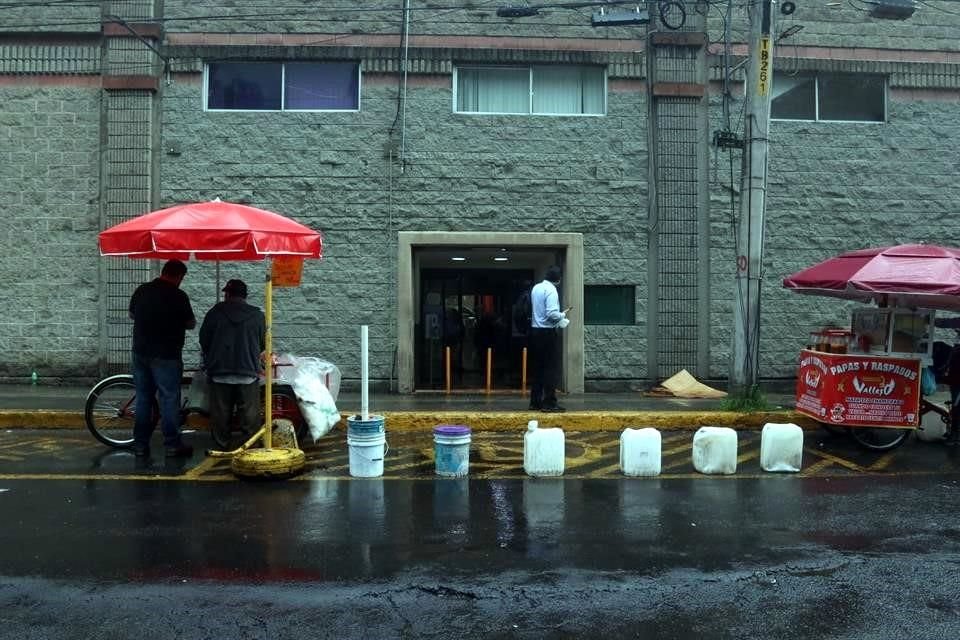 Un trabajador falleció tras caer dentro de un supermercado mientras realizaba trabajos de mantenimiento en luminarias.