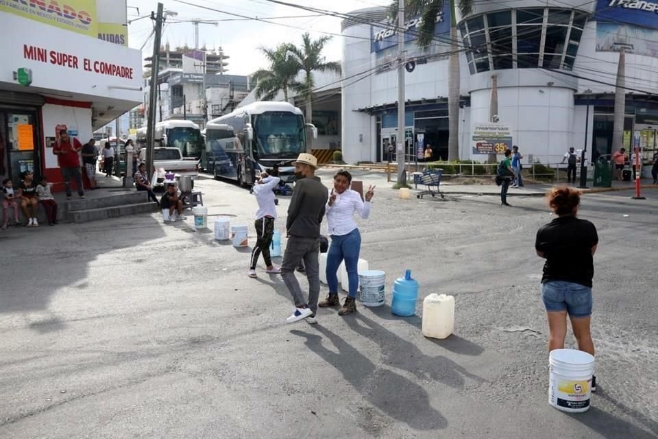 Ciudadanos continúan haciendo bloqueos por falta del suministro de agua en las viviendas, exigen soluciones.