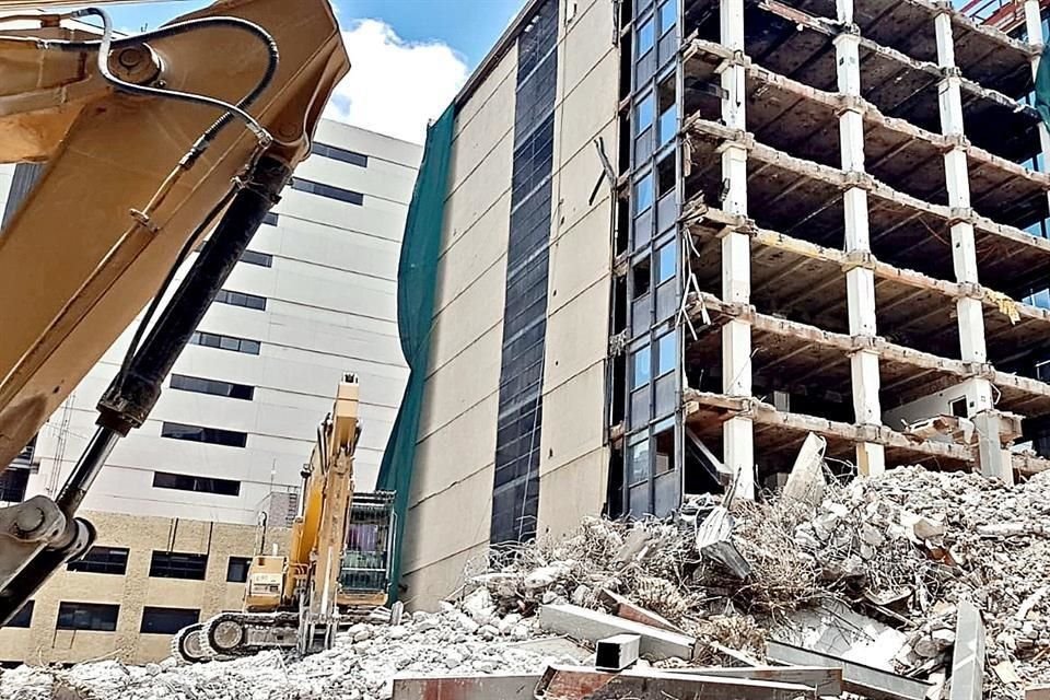 Sin mostrar licencia de demolición, el antiguo edificio de la Contraloría, en Juárez 92, se encuentra en proceso de desmantelamiento.