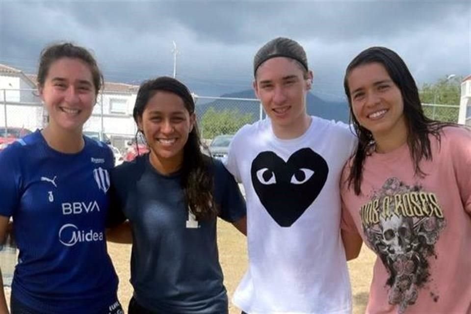 El jugador del Arsenal y de la Selección Mexicana, Marcelo Flores, visitó hoy El Barrial, donde entrena su hermana Silvana con las Rayadas.