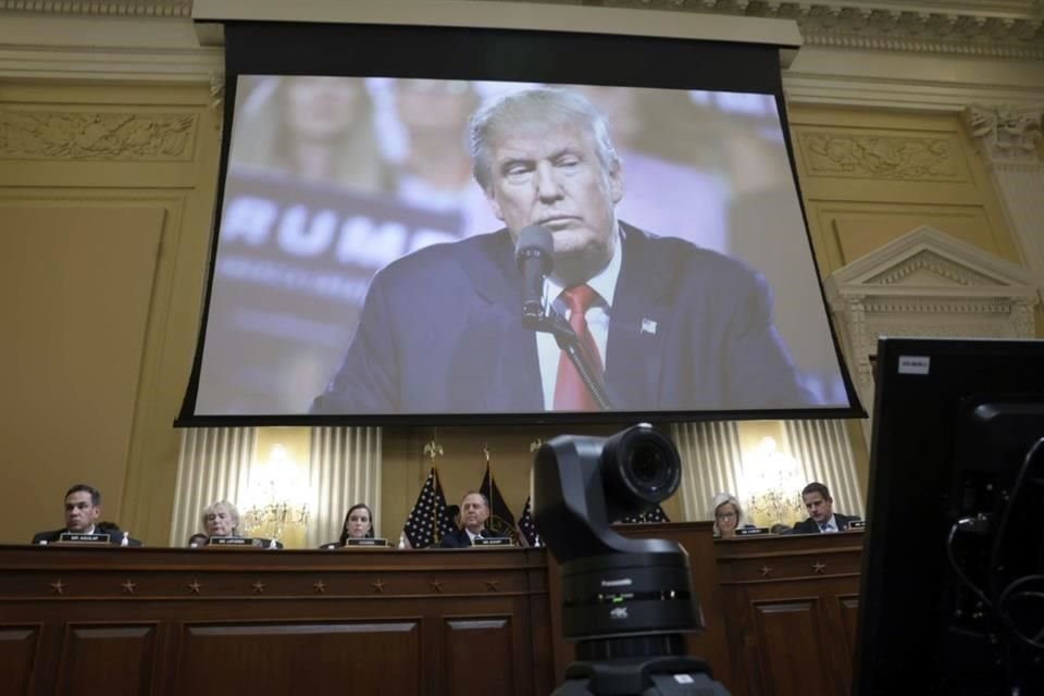 El ex Presidente Donald Trump aparece en un video proyectado durante la cuarta audiencia del panel que investiga el asalto al Capitolio del 6 de enero de 2021.