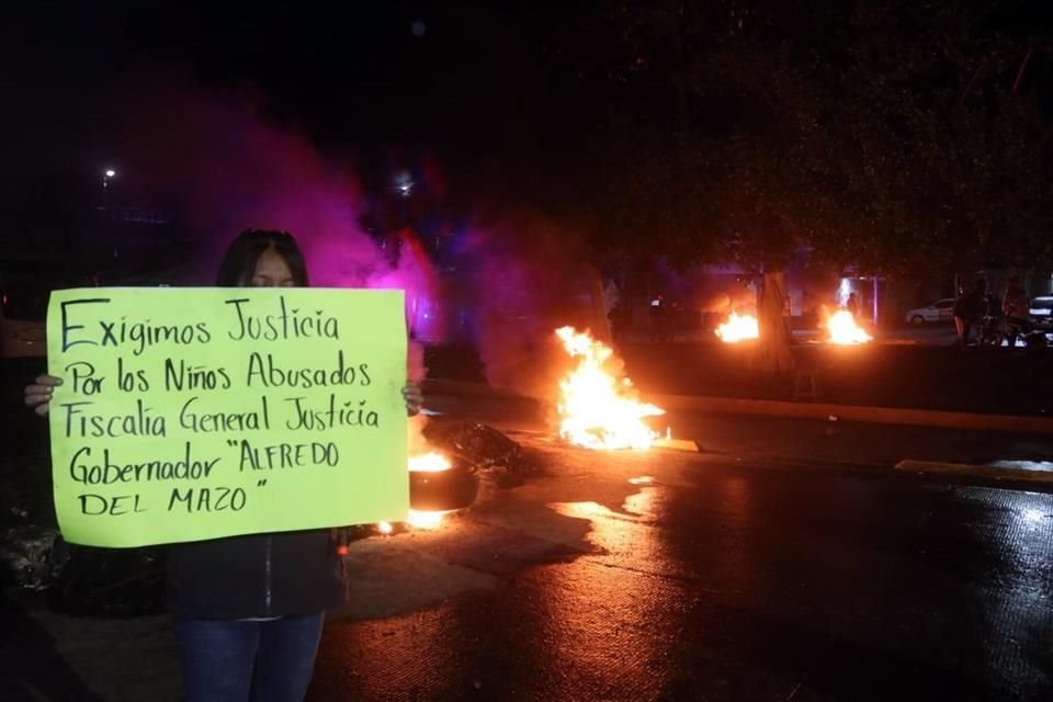 Por denuncias de abuso infantil en kínder de Ecatepec, vecinos y familiares bloquean la vía José López Portillo, frente al DIF de Ecatepec.