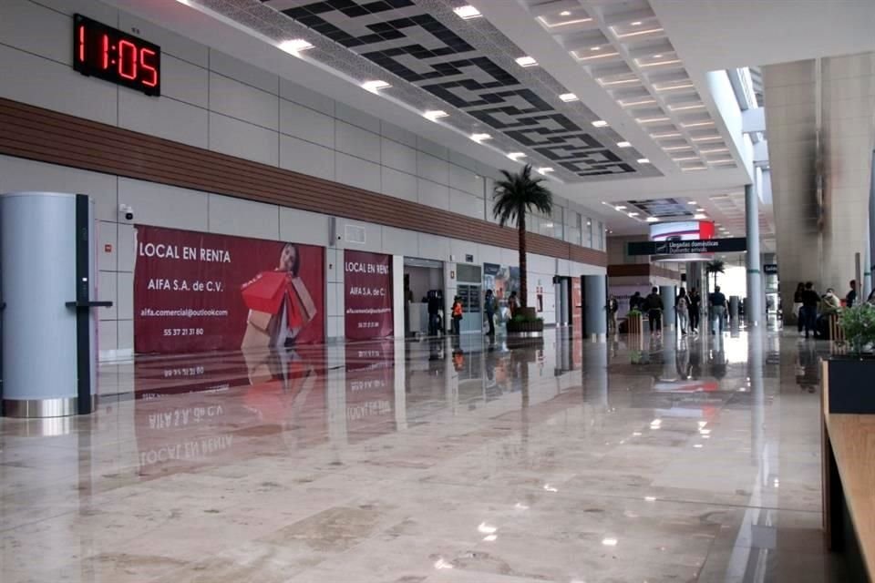 El  pasajero encuentra un enorme lobby sin comercios a su llegada a la terminal de Santa Lucía.