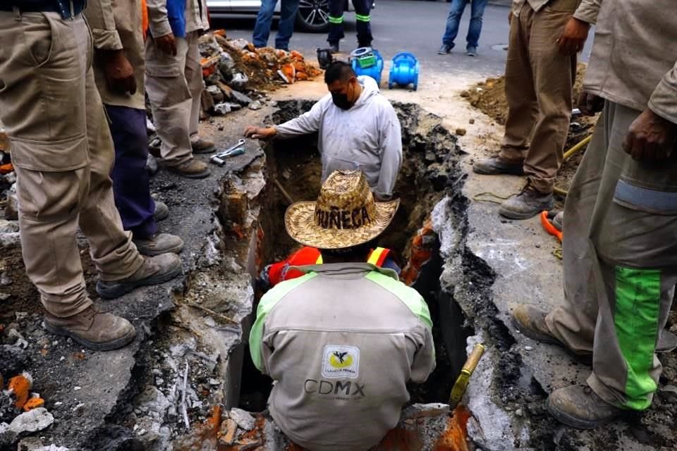 Acumulan 7 días de labores sin hallar origen de desperdicio en Santa Úrsula, Coyoacán; acusan vecinos que sufren escasez desde hace meses.