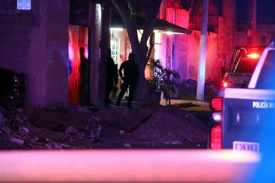 Policías de El Salto que atendieron un reporte sobre personas privadas de la libertad fueron atacados a balazos en la Colonia San Lorenzo.