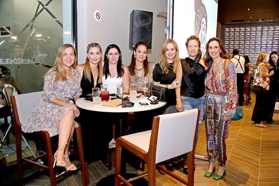 Alexandra Mena, Maru Reyes, Vero Pérez, Yahel Ceballos, Daniela Benavides, Vanessa Esquino y Maru Cruz