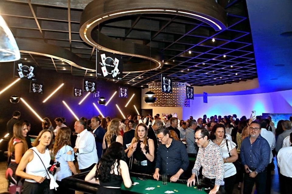 Decenas de personas particiarpon en una 'Noche de Casino' para apoyar las causas de la Asociación Mexicana de Diabetes en Nuevo León.<br>