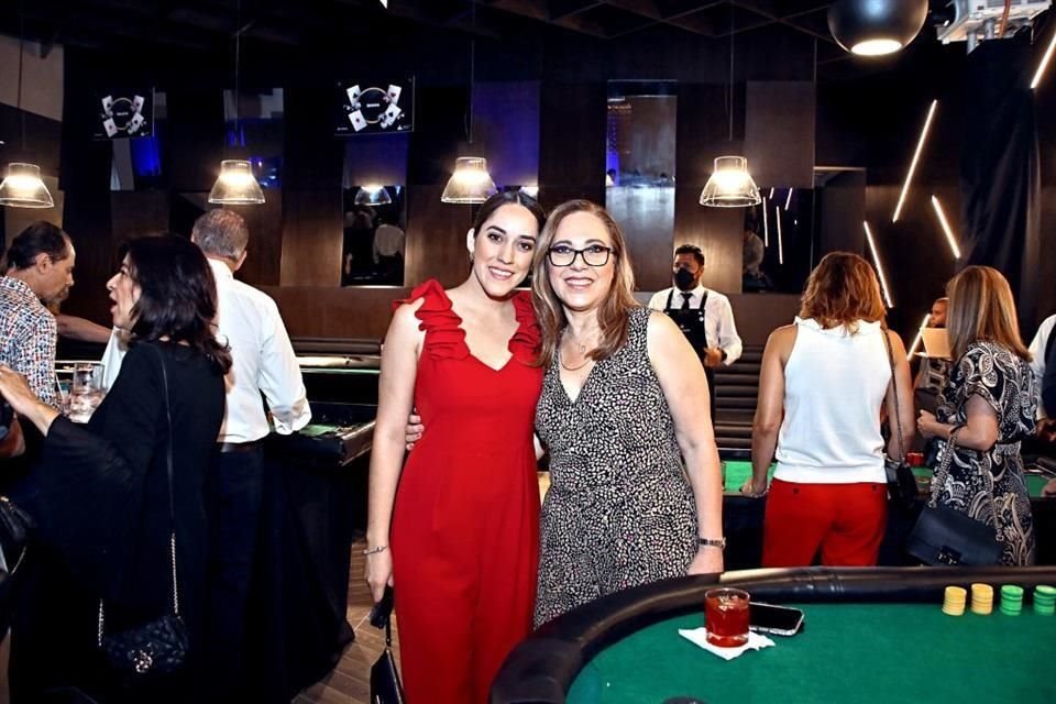 Consuelo Félix y Karla Varela.