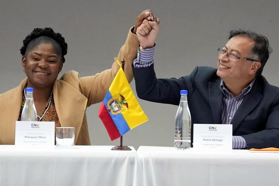 Francia Márquez y Gustavo Preto juntan las manos durante una ceremonia para certificar su victoria electoral en Colombia como Vicepresidenta y Presidente.