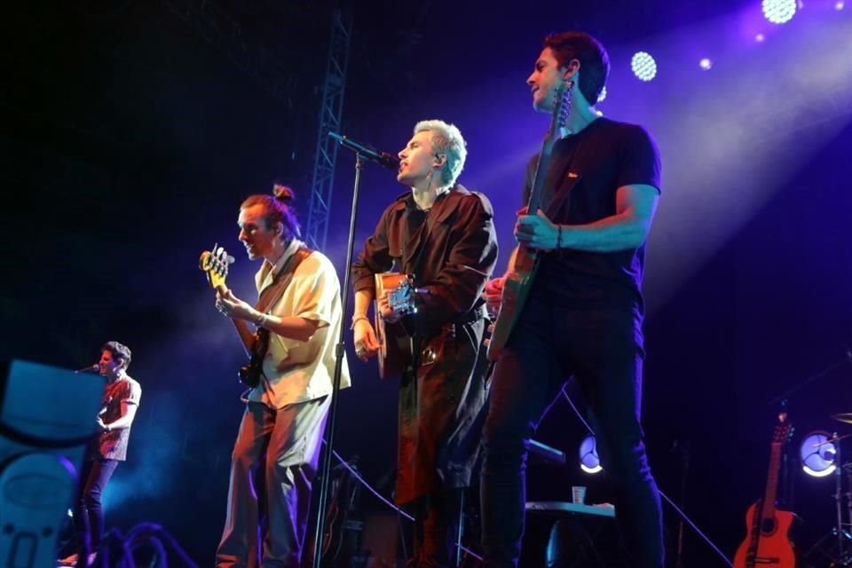 Los músicos de DVicio hicieron sentir anoche a sus admiradoras mariposas en el estómago con su 'Mil Veces Tour'.