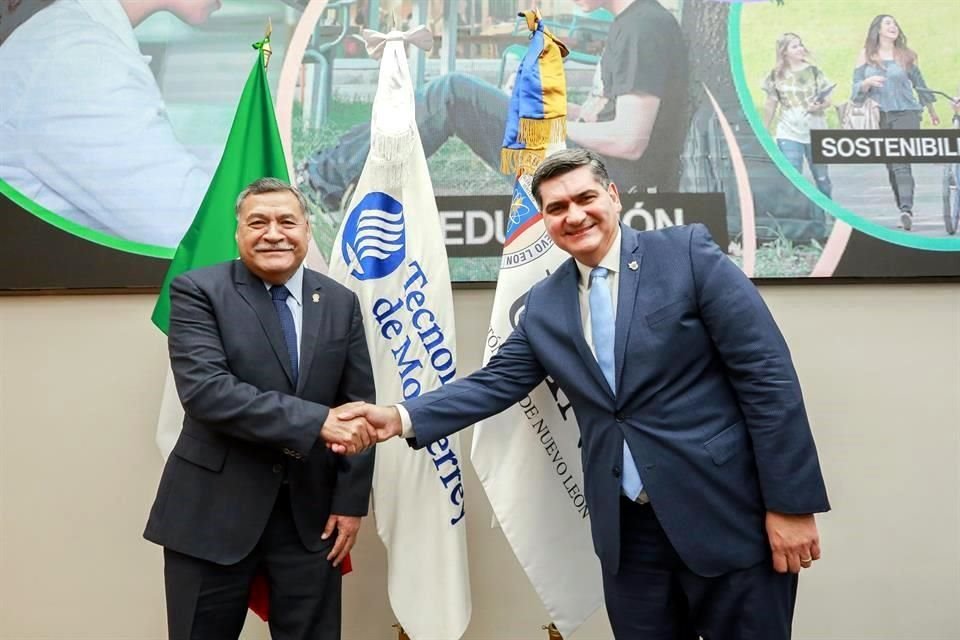 Los Rectores Santos Guzmán (izq.) y David Garza sellaron el pacto inédito.