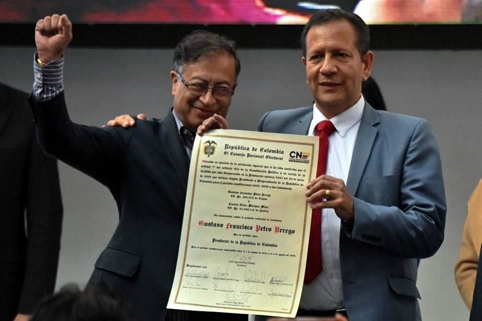 Gustavo Petro recibió ayer la credencial como Presidente electo de Colombia.