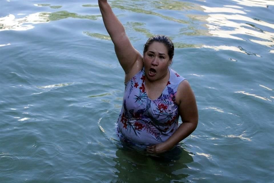 Tras lanzar consignas contra el Gobernador, Marina Roque fue la primera en lanzarse hacia el agua.