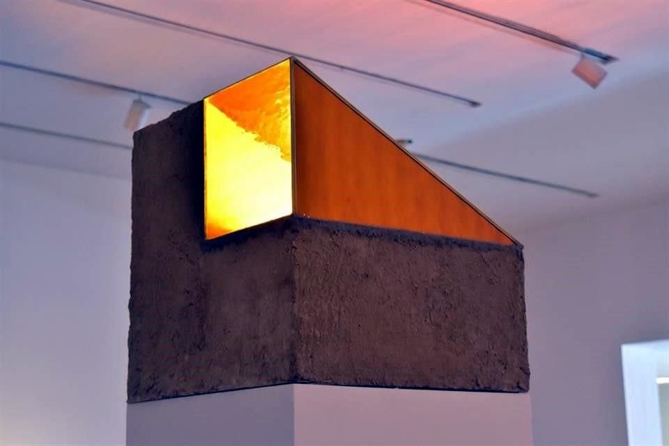 En las obras de Táboas se explora la reacción de los materiales ante la luz y el color.