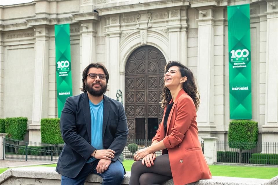 Olivia Zerón y Alfredo Lecona conducen el pódcast El Café de la Mañana de REFORMA y Spotify Studios.