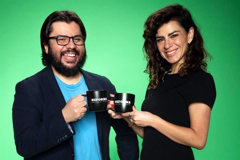 Olivia Zerón y Alfredo Lecona conducen el pódcast El Café de la Mañana de REFORMA y Spotify Studios.