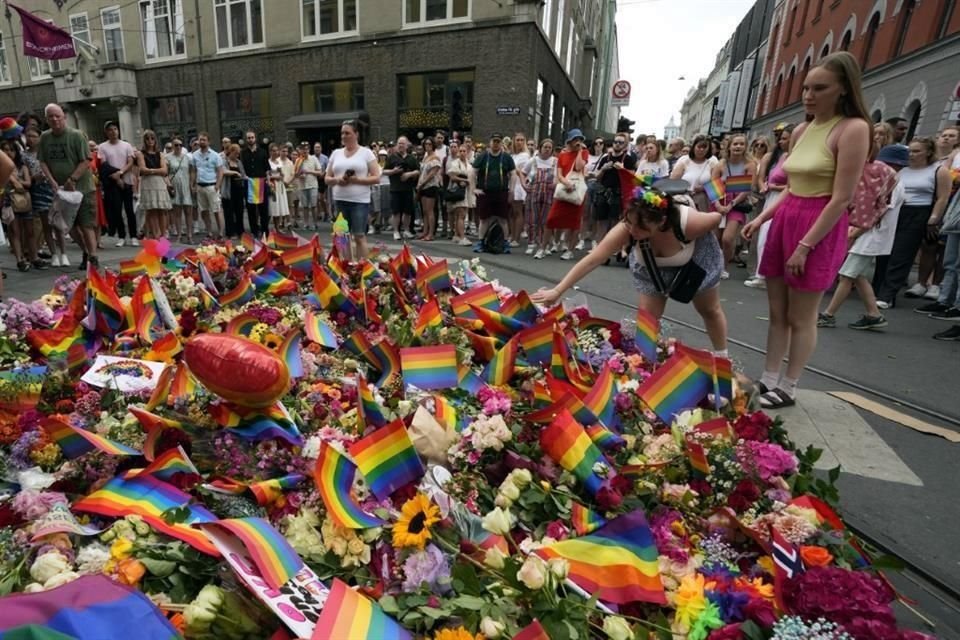 La gente deposita flores en la escena de un tiroteo en el centro de Oslo.