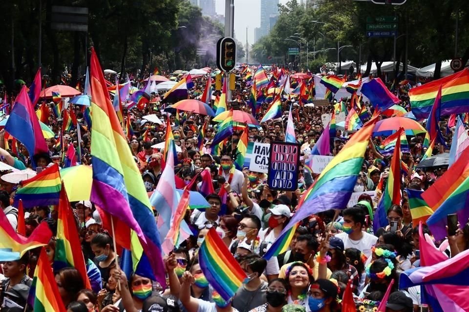 Tras el retraso por Sheinbaum, los contingentes de la Marcha del Orgullo 2022 comenzaron a avanzar alrededor de las 13:40 horas.