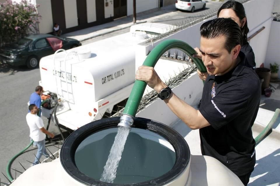 Gaona acudió este sábado al Asilo San Pedro Apóstol AC. en la Colonia México alrededor de las 16:30 horas y ahí entregó un tinaco de mil 100 litros que fue instalado en el techo.