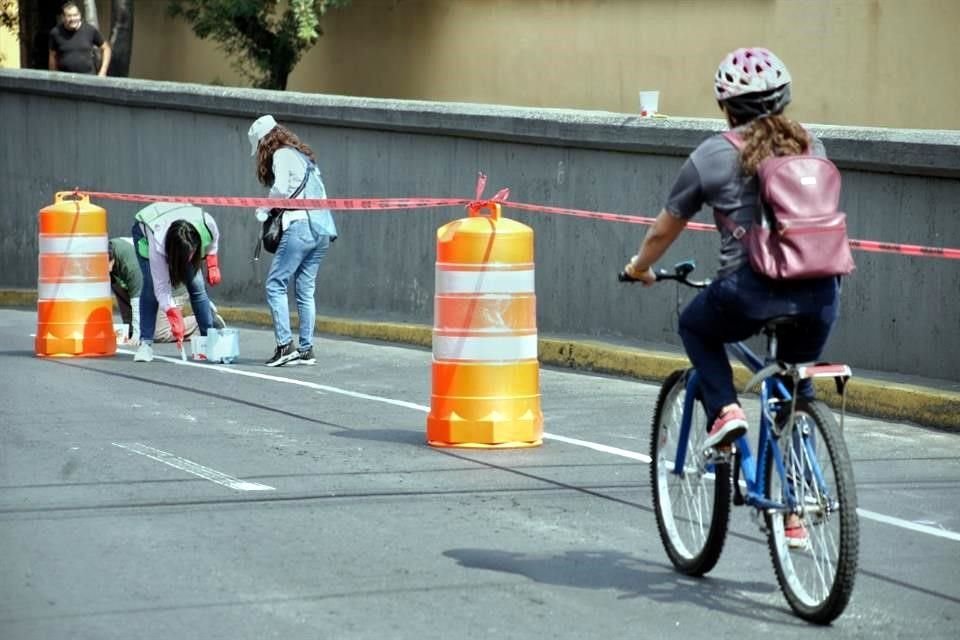 Ciclistas señalan que la Calzada de Tlalpan dificulta el paso y se asemeja a una barrera ciclista que impide el paso adecuado a usuarios de este transporte.