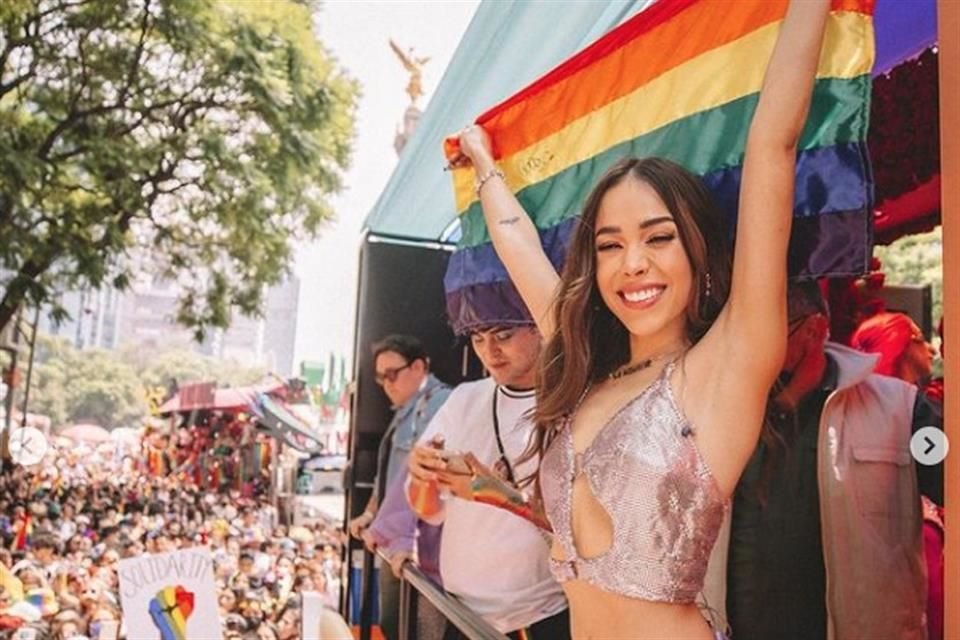 Danna Paola se sumó temprano a la celebración en un carro alegórico.