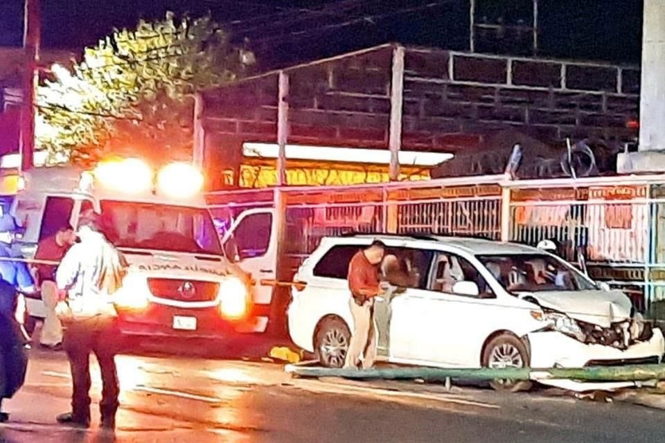 La camioneta en la que se transportaban los occisos se estrelló contra un semáforo ubicado entre las calles Apache y Huichol, en el Fraccionamiento Azteca.
