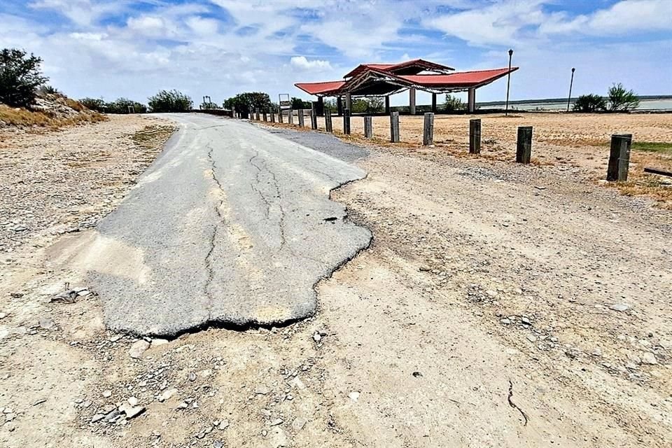 El parque tiene daños en el pavimiento, hierba crecida y algunas zonas carecen de energía eléctrica