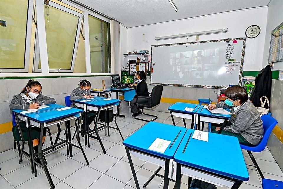 Luego que SEP alargó el calendario escolar, maestros y alumnos permanecen en aulas pese a que sólo hacen repasos y no hay evaluaciones.