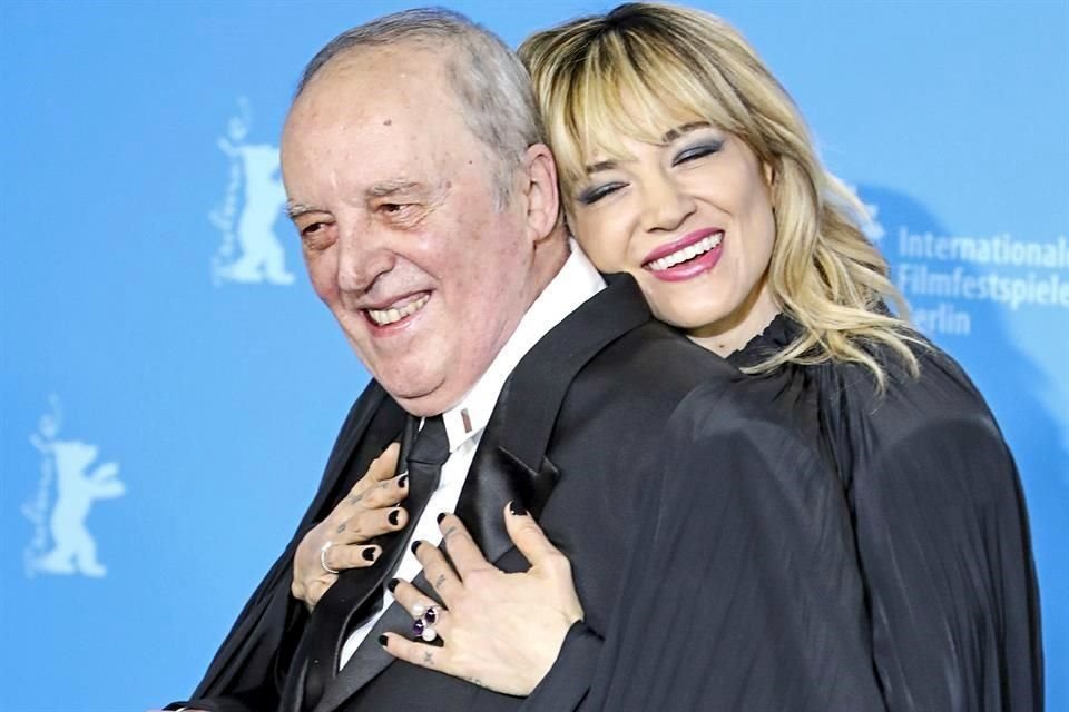 El cineasta al lado de su hija, Asia Argento, quien es protagonista regular en sus películas.