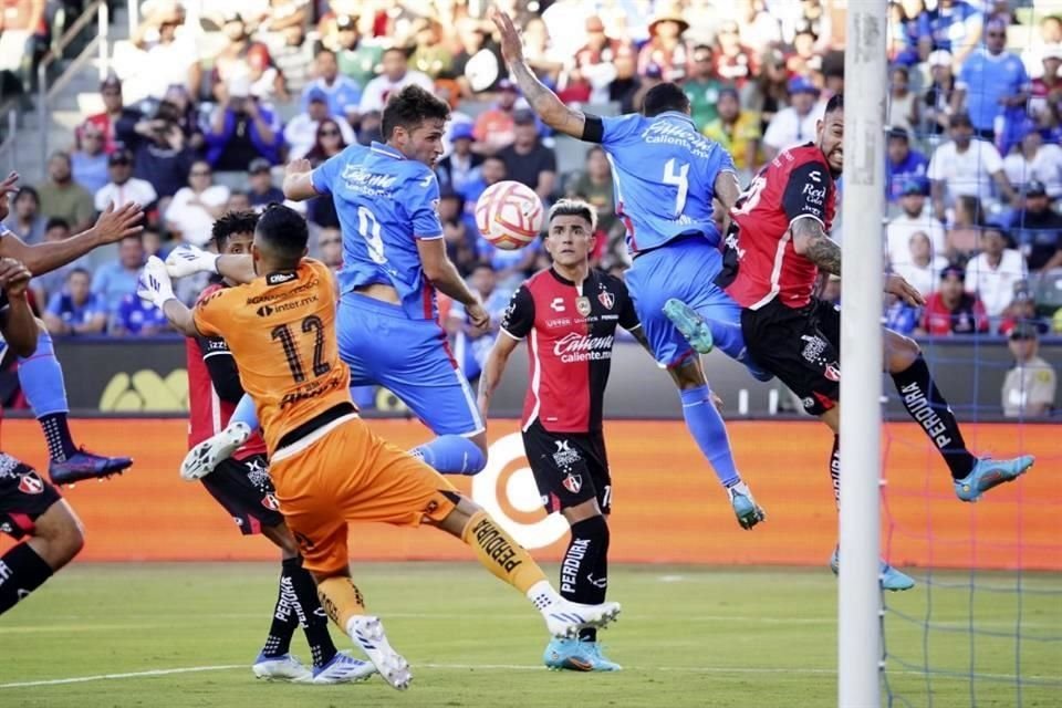 Santiago Giménez debutó con el dorsal '9' y lo hizo con un gol.