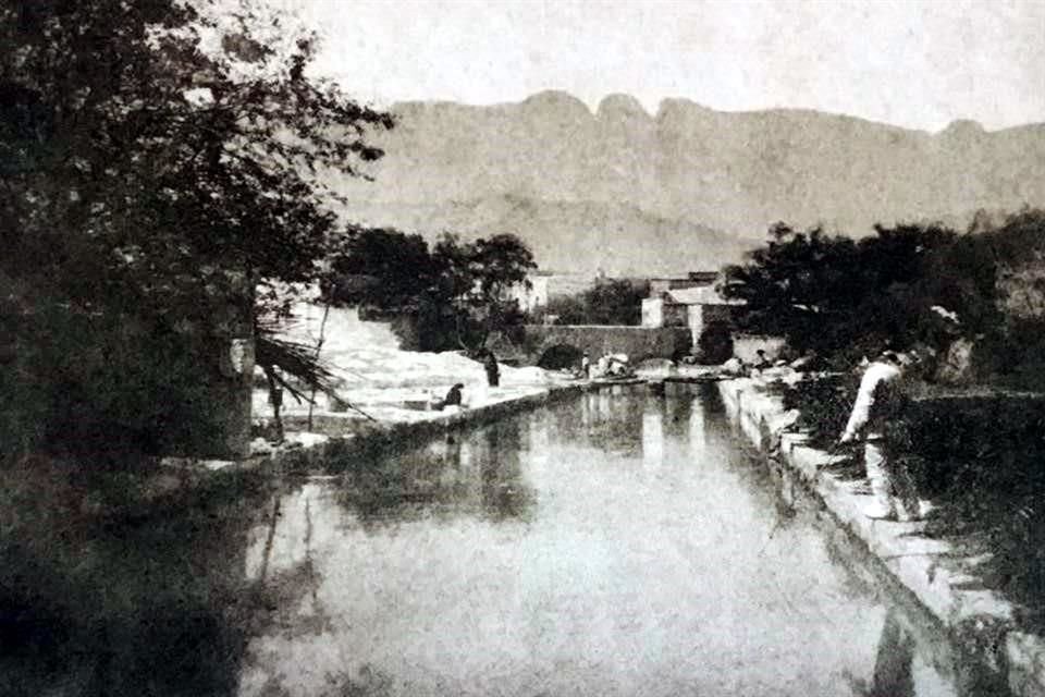 La Sierra Madre Oriental con la 'M', su icónica formación, sirve de telón a una imagen del antiguo canal, en 1884.