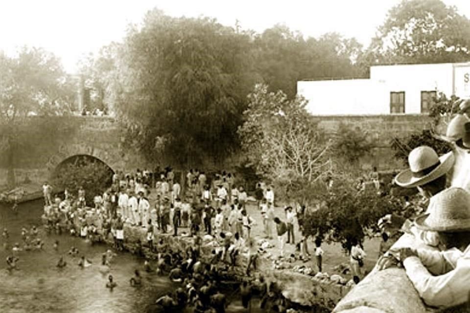 Los antiguos regios se refrescaban en las aguas del Canalón, que cruzaba el centro de la Ciudad. Imagen de 1920.