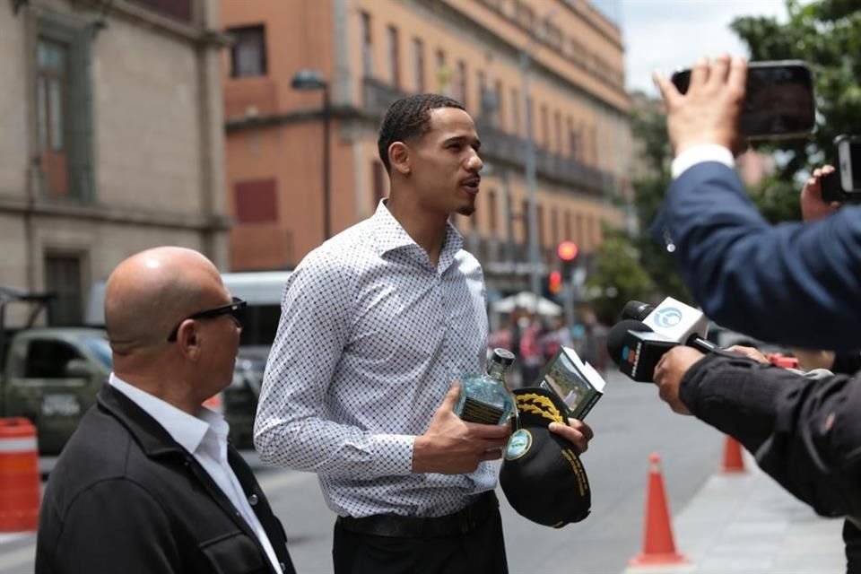 López Obrador regaló al campeón de la NBA un mezcal y el libro 'A la mitad del camino'.