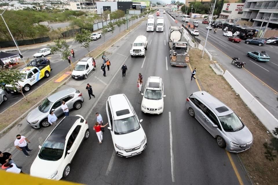 En protesta por falta de agua, cuatro conductoras bloquearon aproximadamente por una hora la circulación en la Carretera Nacional, en el sentido de sur a norte, a la altura de La Rioja.
