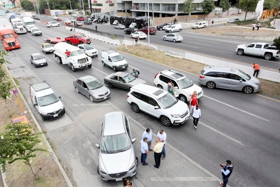 Las inconformes colocaron sus vehículos sobre la vialidad para impedir la circulación de automovilistas, ya que aseguraron que tienen más de un mes sin agua.