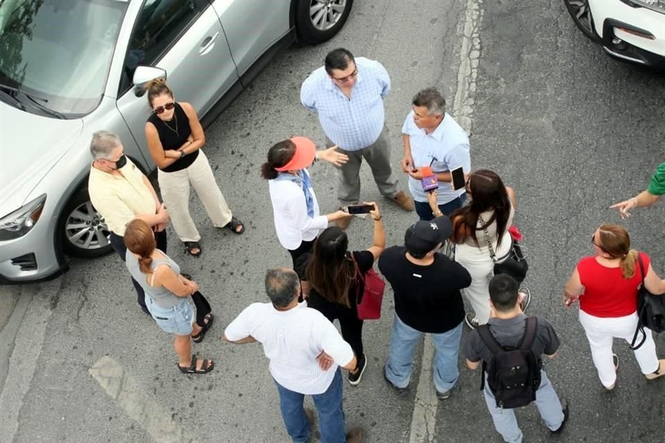 Al lugar acudió personal de Agua y Drenaje de Monterrey para asegurar a los vecinos que sí los han ayudado.